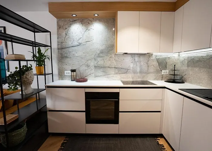 Chic Escape - Designer Oasis Near The Apartment