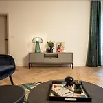 Chic Escape - Designer Oasis Near The 公寓