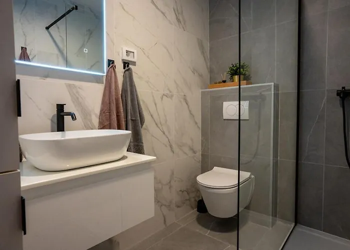 Appartamento Chic Escape - Designer Oasis Near The